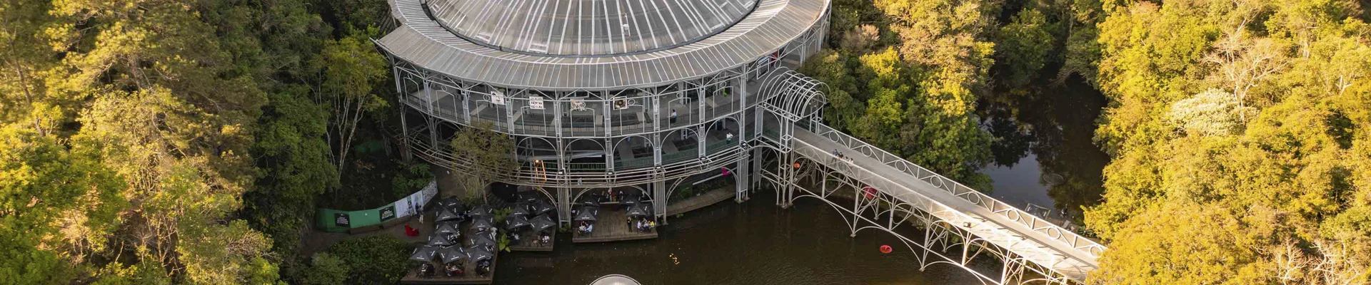 Ópera de Arame, equipamento cultural destinado a apresentações artísticas e culturais, faz parte do Parque das Pedreiras, juntamente com a Pedreira Paulo Leminski.